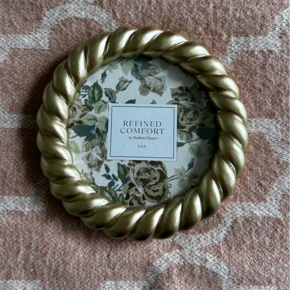 Sheffield Home Gold Scalloped Frame